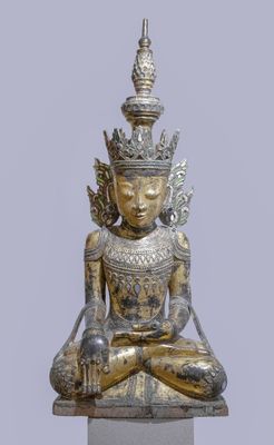 l'image d'une statue représentant une personne assise en position de lotus
