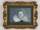 portrait d'un homme vêtu d'une robe blanche, avec un volant blanc autour du cou