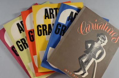 plusieurs livres sont empilés sur une table