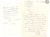 un vieux document sur lequel figure une lettre manuscrite, posé sur une table