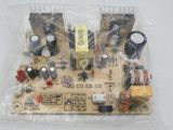 un gros plan d'un circuit imprimé dans un sac en plastique posé sur une table