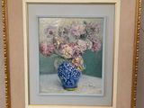 tableau représentant un vase bleu et blanc contenant des fleurs roses