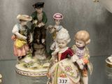 de nombreuses figurines exposées dans une vitrine