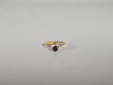 une bague en or sertie d'un saphir et de deux diamants
