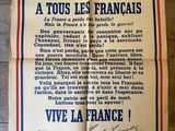 un vieux journal français posé sur une table en bois, avec un drapeau français