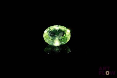 gros plan d'un diamant vert sur une surface noire