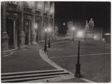 une photo en noir et blanc d'une rue de la ville la nuit