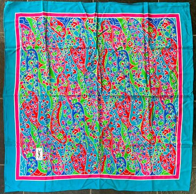 YVES SAINT LAURENT. Carré en twill de soie imprimée à décor …