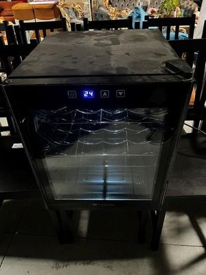 une cave à vin posée sur une table dans un restaurant