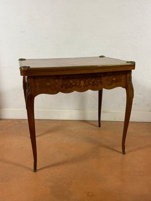 TABLE A JEUX en bois marqueté à décor de fleurs et feuillage…