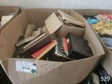 une boîte en carton remplie de livres et d'autres objets