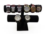 cinq montres exposées sur un présentoir noir