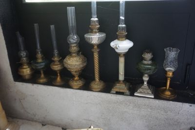 tout un tas de bougies posées sur une étagère