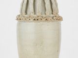 un vase blanc posé sur un socle