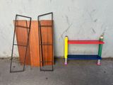 Plusieurs meubles sont disposés les uns à côté des autres devant un mur