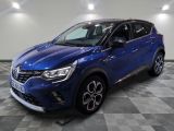 une voiture bleue garée sur le sol en damier d'un garage