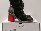 Les chaussures sont dans la boîte et prêtes à y être rangées.