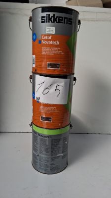 trois seaux de peinture empilés les uns sur les autres