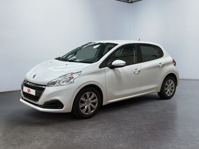 La voiture blanche est garée dans une grande pièce blanche
