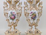 paire de vases anciens en porcelaine ornés de motifs floraux