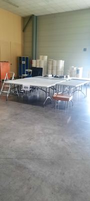 une pièce équipée de tables et de chaises