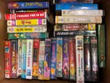 une boîte en carton remplie de nombreux films et DVD de toutes sortes