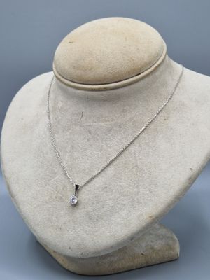 gros plan d'un mannequin portant un collier