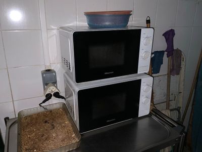 Deux fours à micro ondes HISENSE