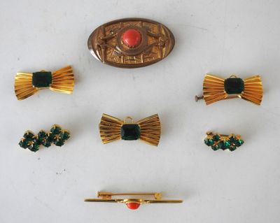 several pieces of jewelry including a broochet, a broochet, and a broochet
