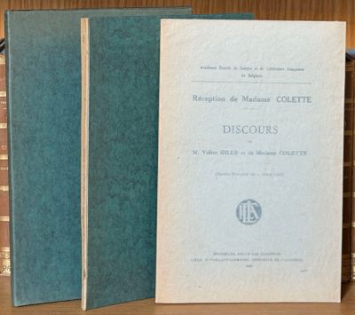 trois livres posés sur une étagère en bois, avec une horloge en arrière-plan