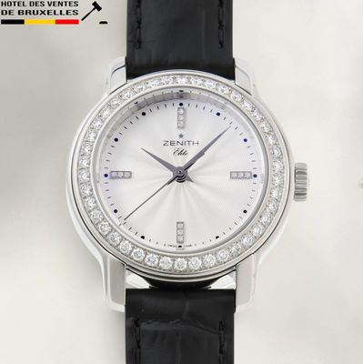 Gros plan sur une montre-bracelet ornée de diamants