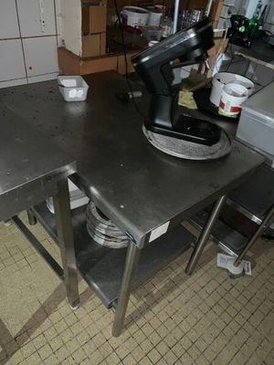 Table de travail à 2 plateaux, en inox.