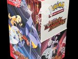 La boîte est remplie de cartes à collectionner Pokémon sur fond noir.