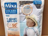 une photo d'un sachet de crème anti-UV posé sur une boîte en carton