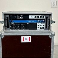 un grand boîtier métallique surmonté d'un clavier