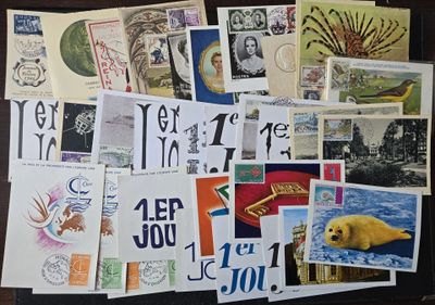 de nombreux types de timbres sur la table