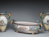 deux vases et un bol posés sur une table