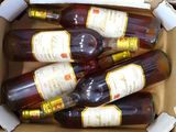 six bouteilles de vin dans un carton sur une table