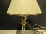 une lampe posée sur une table et munie d'un abat-jour