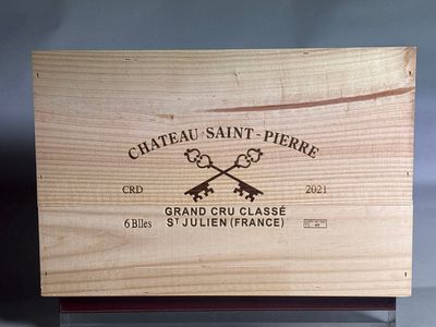 une boîte en bois sur laquelle est collée une étiquette portant l'inscription « Château Saint-Pierre »