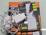 une boîte de câbles et un chargeur posés sur une table