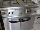 une cuisinière en acier inoxydable équipée de deux feux