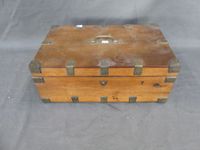 Coffre 1900 en noyer et laiton (trous de vers). (photo 2)