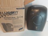 une boîte de papier toilette à côté d'un distributeur de papier toilette