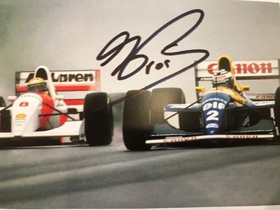 une photo d'une image signée représentant deux voitures de course