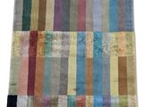 un gros plan d'un tapis multicolore sur fond blanc