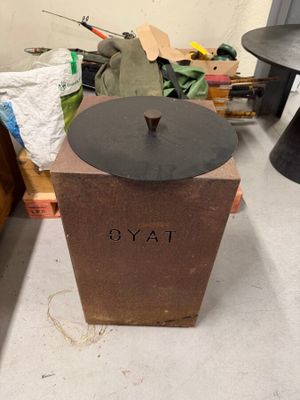 une boîte posée par terre à côté d'une table