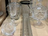 de nombreux objets en verre posés sur une table dans une pièce