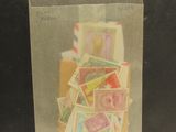 un sac transparent contenant des timbres, posé sur une table