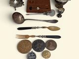 beaucoup d'argenterie et d'objets en argent sur un fond blanc